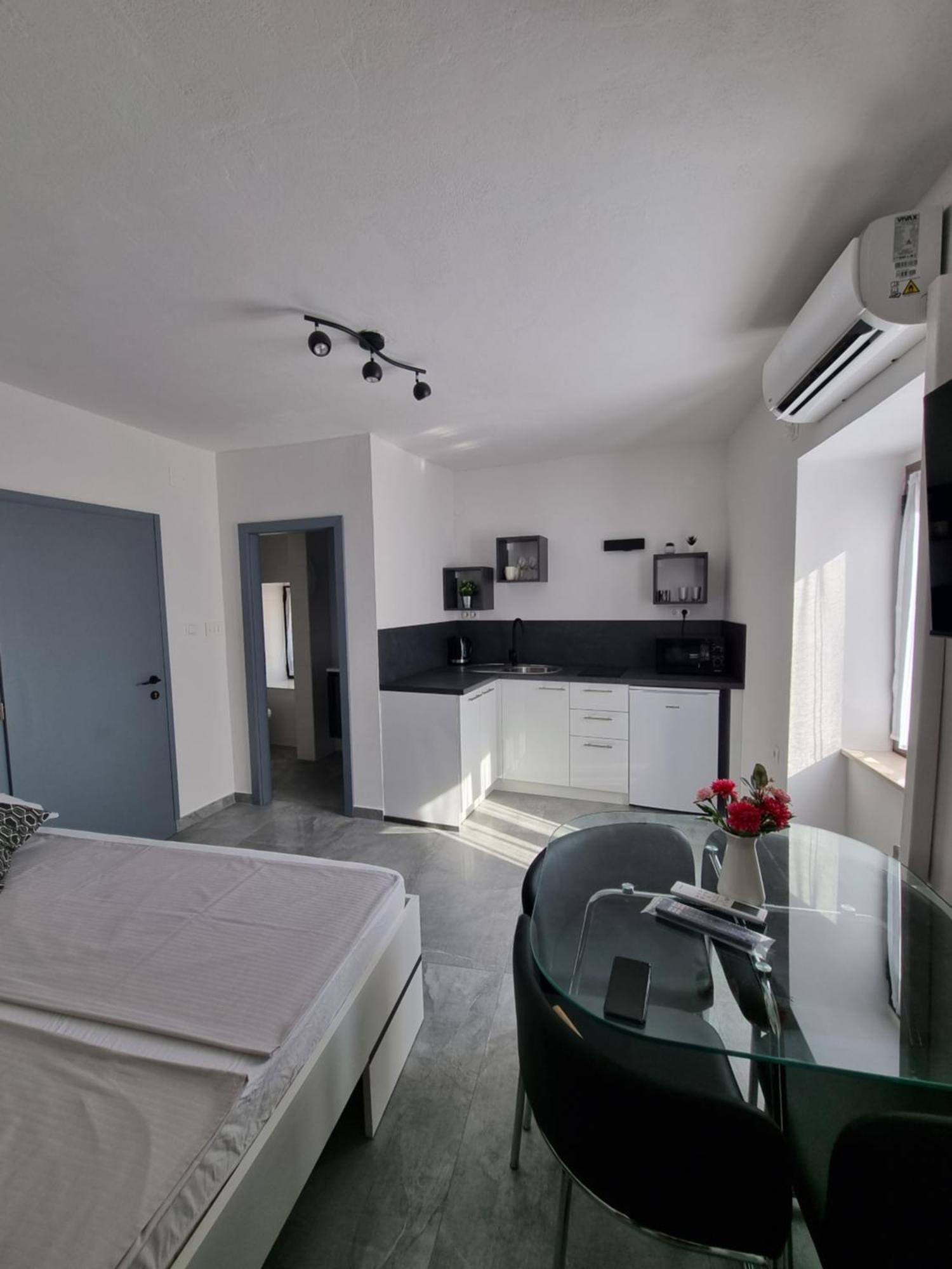 Apartments And Room Vela Senj  Habitación foto