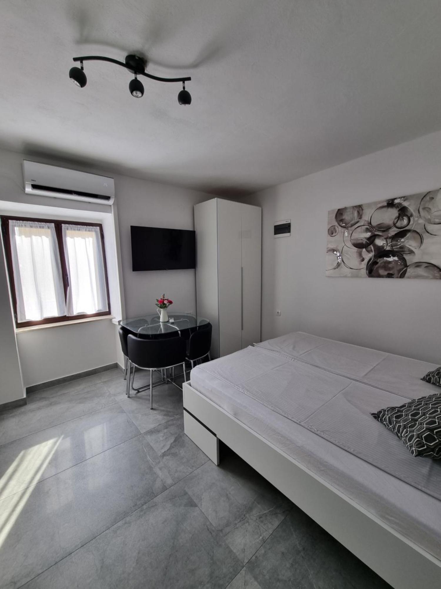 Apartments And Room Vela Senj  Habitación foto